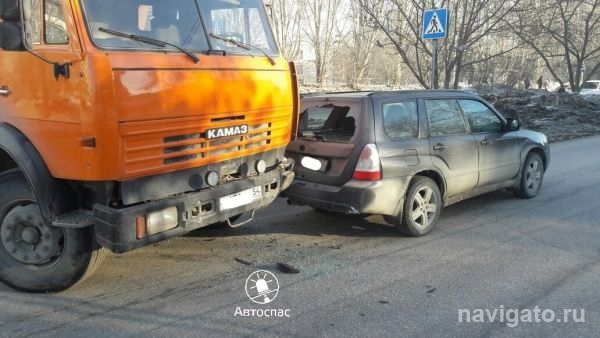 КамАЗ врезался в иномарку на ул. Арбузова