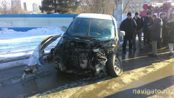 Ослепленный солнцем водитель протаранил электричку в Бердске