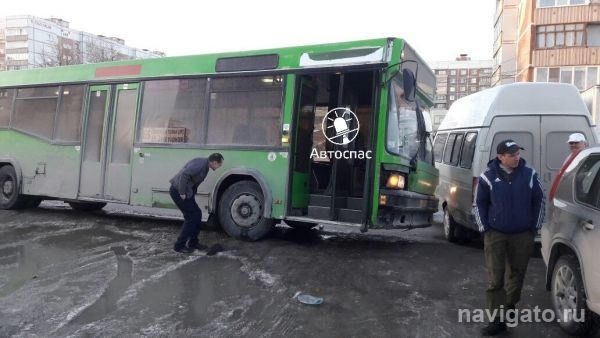 Автобус ударил маршрутку в Академгородке