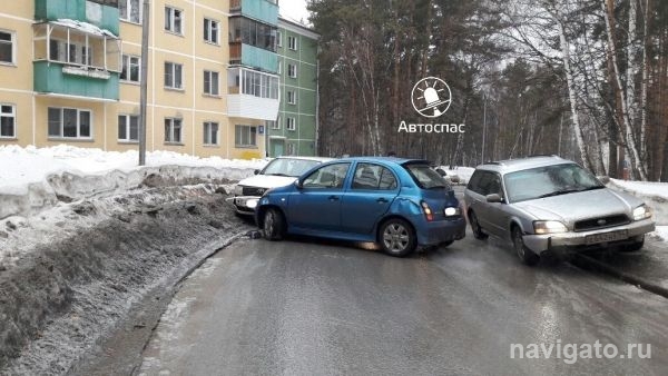 Марч выбросило на гололеде на встречку в Пробокс в Академгородке