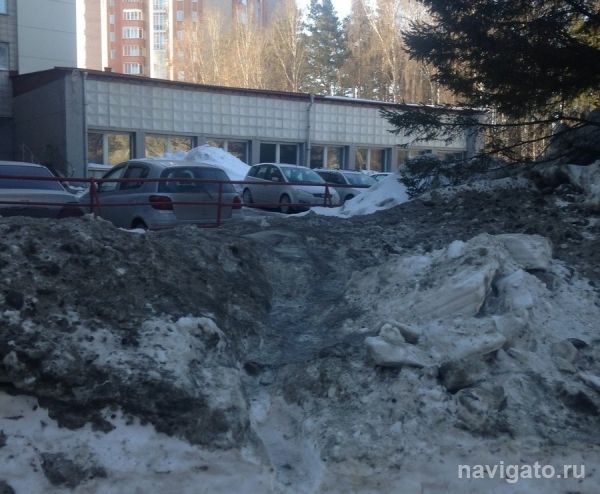 В Советском районе завершают очистку тротуаров
