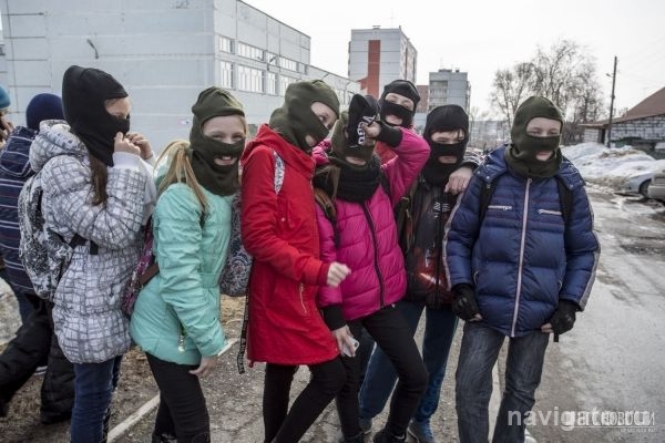 Школьники ОбьГЭС провели флешмоб в защиту автобусной остановки