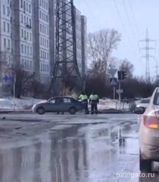 Сотрудники ГИБДД помогли девушке вытолкать сломавшееся авто с проезжей части