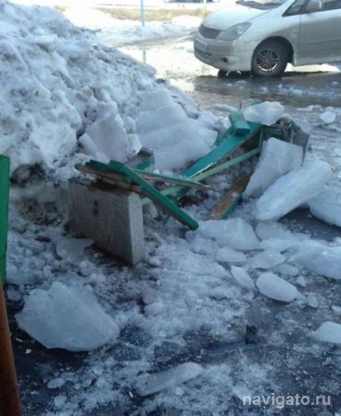 Вдребезги разбила скамейку рухнувшая с крыши глыба льда в Бердске 