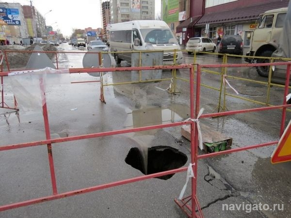 В Бердске проваливается асфальт