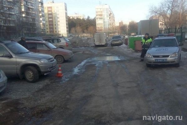 В Нижней Ельцовке ребенок попал под машину на стоянке