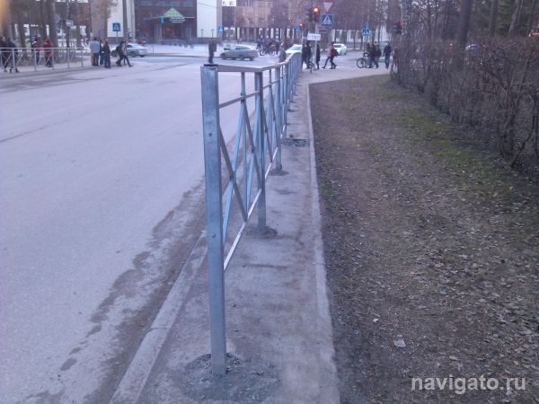  Ограждение на улице Ильича установили посреди тротуара
