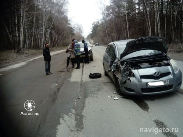 Лексус протаранил Тойоту по дороге на Шлюз