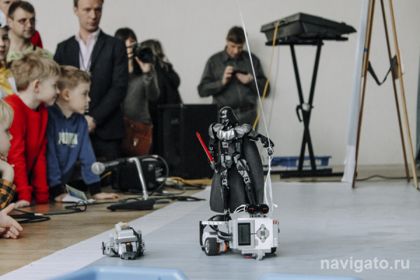 RoboCup в Новосибирске: школьники научили роботов играть в футбол
