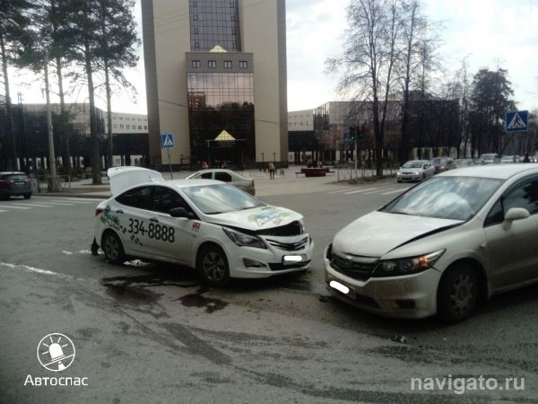 В аварии в Академгородке пострадали пассажиры такси