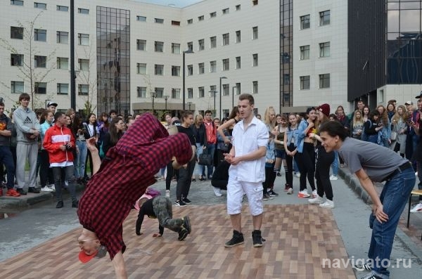 Возле НГУ прошел фестиваль уличных культур