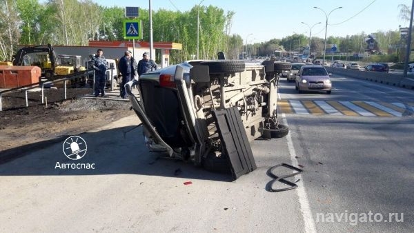 Ниву опрокинуло после удара автобуса с отказавшими тормозами на Бердском шоссе