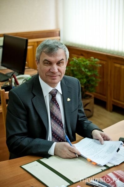 Ректор НГУ пожертвовал 100 тысяч ученикам СУНЦ НГУ