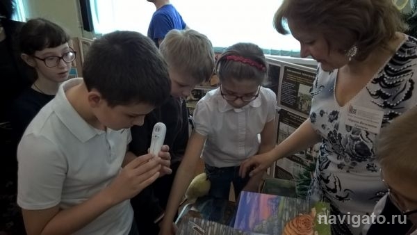 Новосибирская ГЭС подарила школьникам рельефные книги