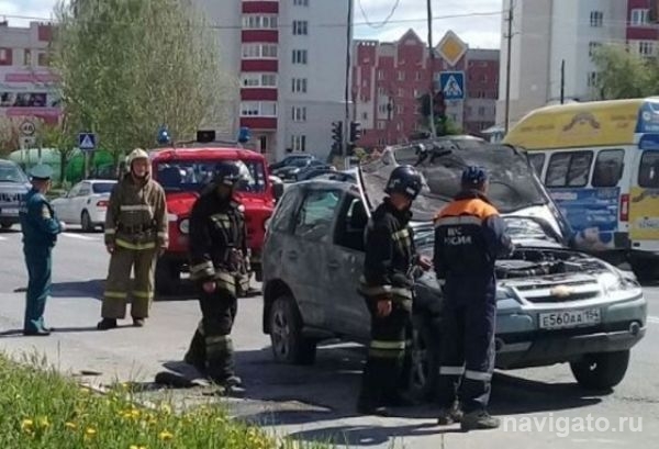 В Бердске у ТЦ «Мария Ра» перевернулась «Нива»