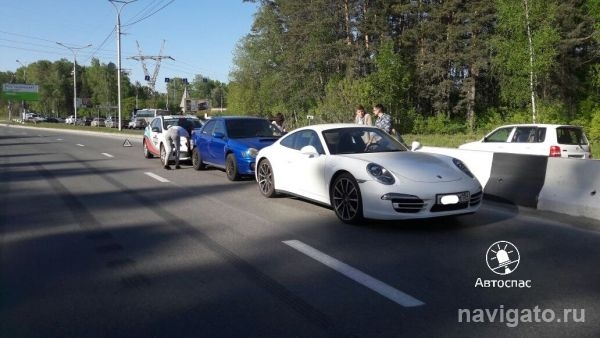 Дорогая иномарка попала в аварию на Бердском шоссе