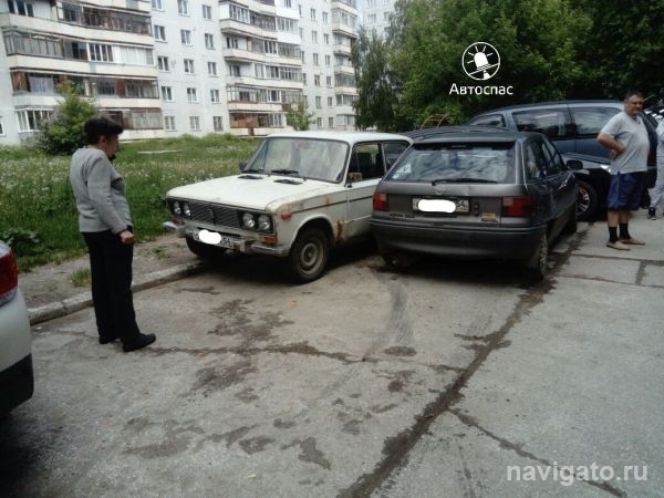 Пенсионерка на Opel Astra устроила массовое ДТП во дворе дома в Академгородке