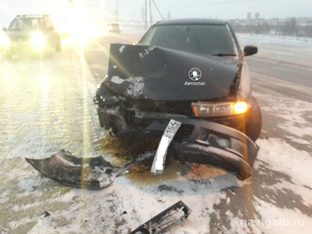 На дамбе ГЭС автомобиль вылетел на встречную полосу