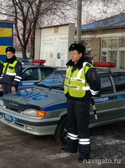 В Новосибирске сотрудники ГИБДД оказали помощь замерзающим на трассе
