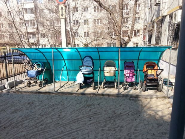 Крытую парковку для колясок предложили сделать жители ОбьГЭС, но получили отказ