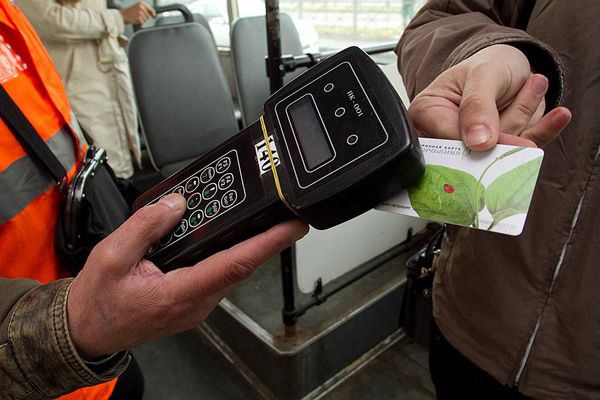 Оплатить проезд в автобусах Советского района можно банковской картой