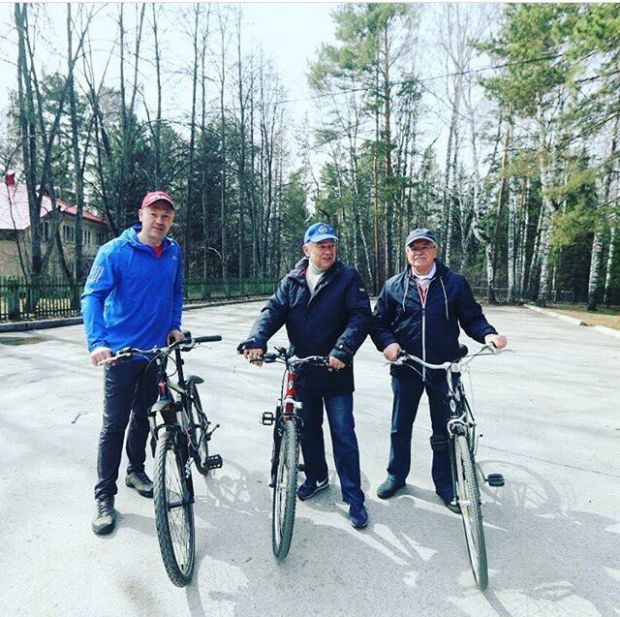 Врио губернатора и председатель СО РАН прокатились по Академгородку на велосипедах
