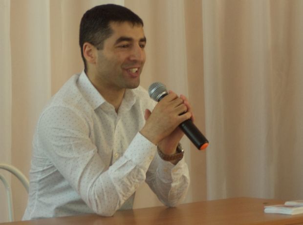 Боксёр Михаил Алоян побывал в армянской школе посёлка Новый