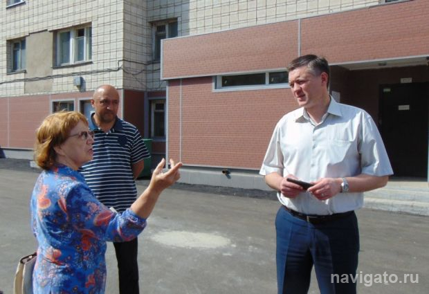 Глава Советского района проверил, как идет благоустройство дворов