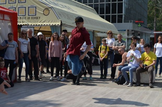 Хотите потанцевать? Приходите к Торговому центру Академгородка!
