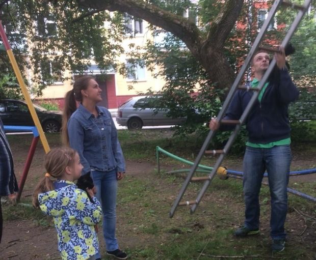 Жители Верхней зоны поблагодарили пожарных за спасение котенка