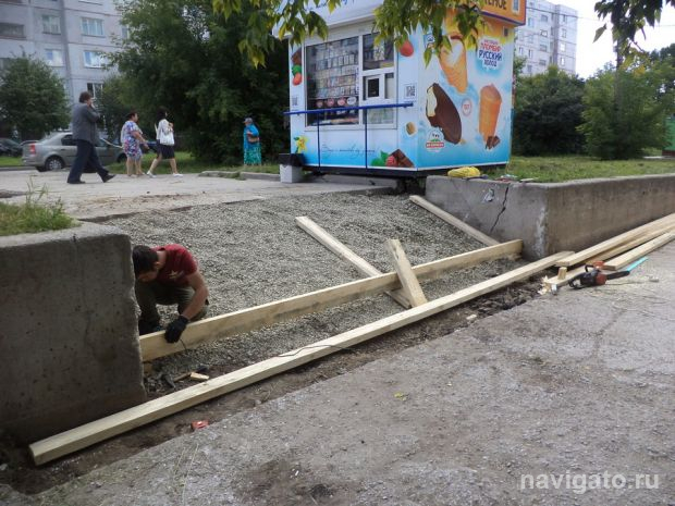 На Иванова, 29 чинят разбитую лестницу