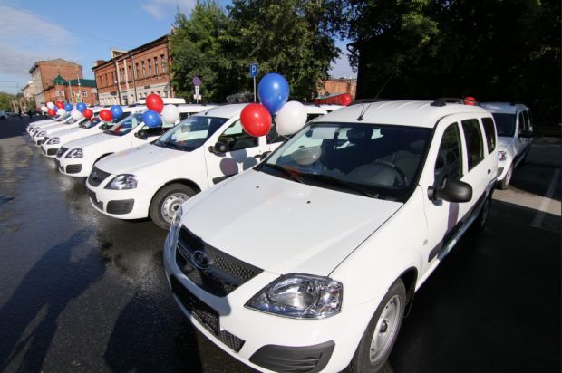 20 многодетных семей из Новосибирска и области получили ключи от автомобилей