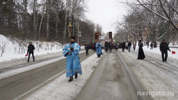 С верой и радостью: в Академгородке прошел крестный ход