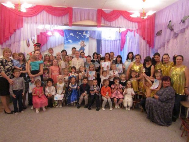 Песни на испанском и игра на скрипке: как мам поздравляли с праздником в детском саду «Берендей»