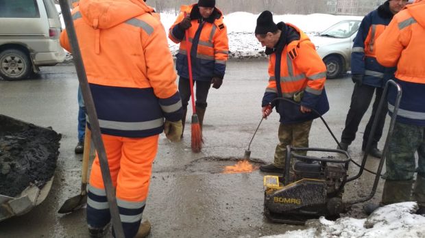 В конце марта в Новосибирске для ремонта дорог начнут использовать горячий асфальт