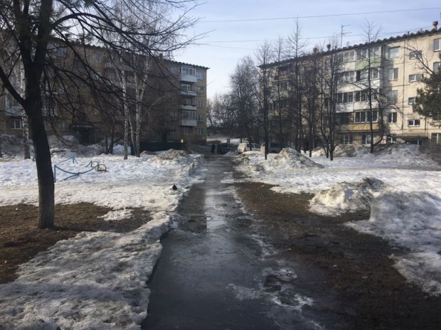 Грязь и лёд: жители Шлюза просят почистить тротуар