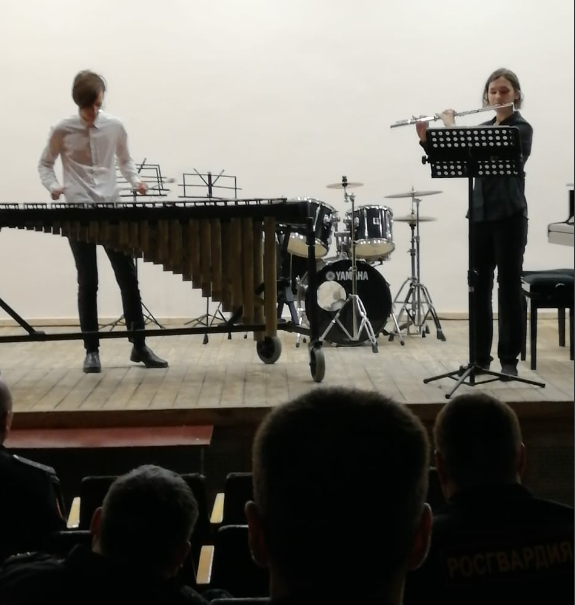 Ученики музшколы №10 в Академгородке спели для вневедомственной охраны