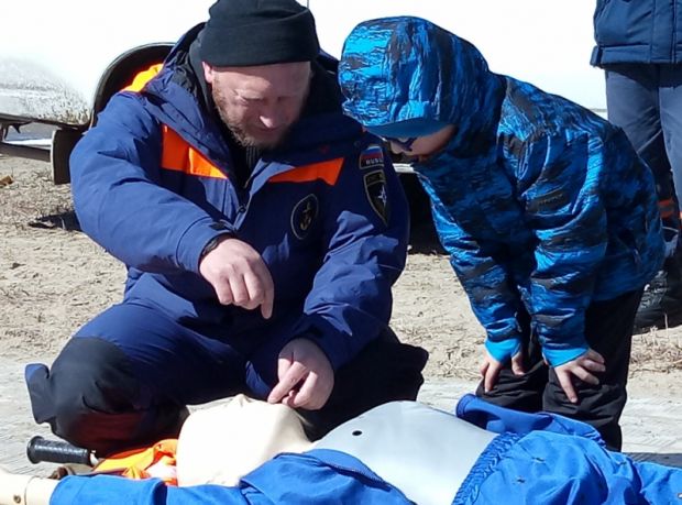 Спасатели научили детей оказывать помощь пострадавшим на льду