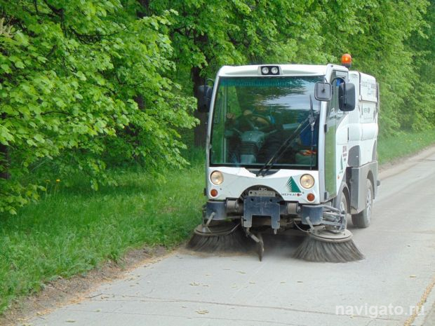 Тротуары в Верхней зоне убирает дорожный пылесос