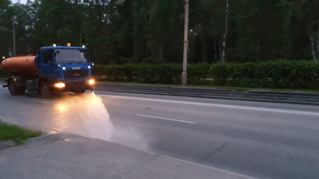 Центральные улицы Академгородка помыли с шампунем