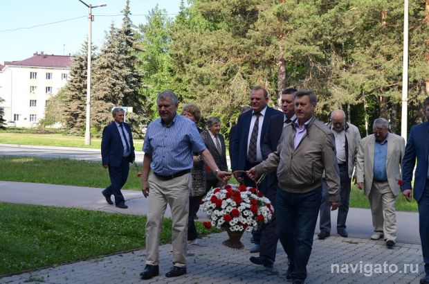 Впервые в истории: День города начали с возложения цветов к памятнику Лаврентьеву