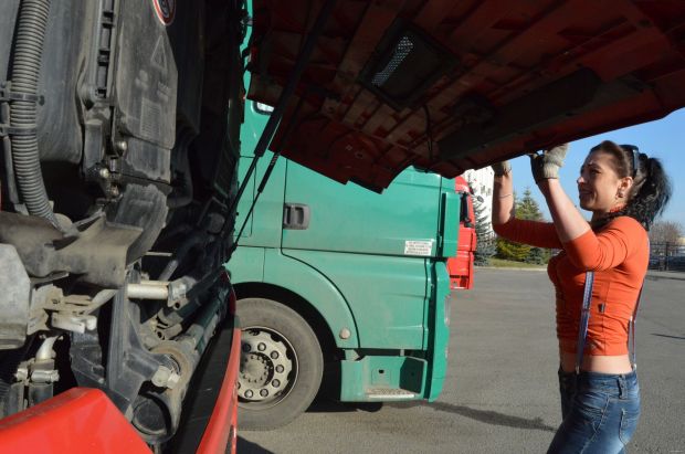 В России могут появиться женщины-автослесари и женщины-дальнобойщики