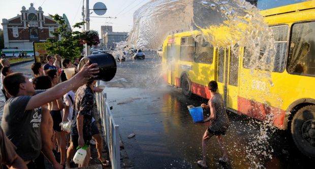 В Бердске детей будут увозить в полицию за обливание водой автобусов и машин 