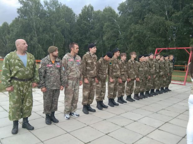 Юные разведчики прыгали с парашютом в Мочище