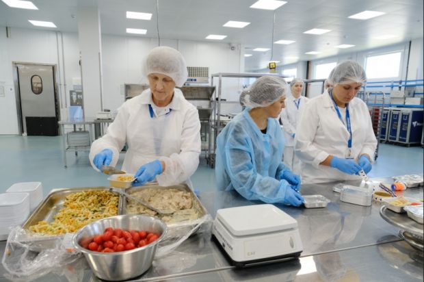 В самолетах из Новосибирска станут кормить вкуснее
