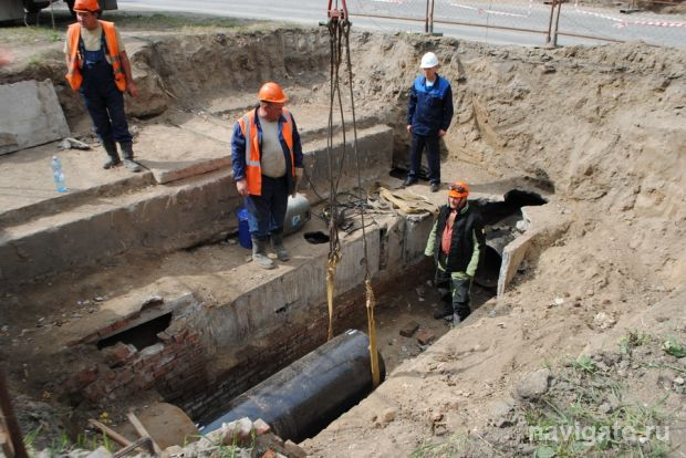 На улице Арбузова меняют магистральный трубопровод без перекрытия движения