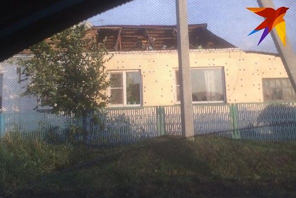 Сильный ветер сорвал крыши и повалил деревья