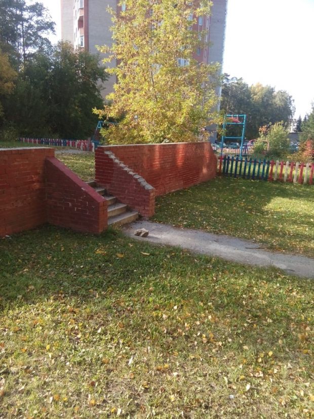 Управляющая компания закрасила рисунки вандалов
