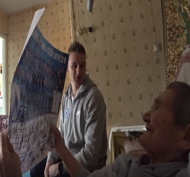 Ей 101 год и она обожает «Сибирь»: жительницу ОбьГЭС поздравили с праздником (видео)