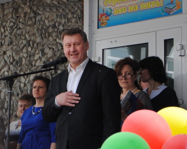Мэр Анатолий Локоть поздравляет 18 тысяч педагогов Новосибирска